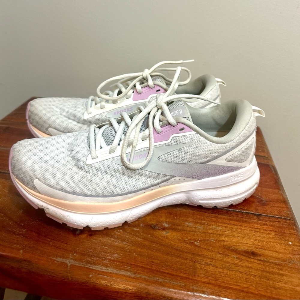 Women's Brooks Trace 3 Running Shoes in the Ebony/White/Oyster Colorway Size 9